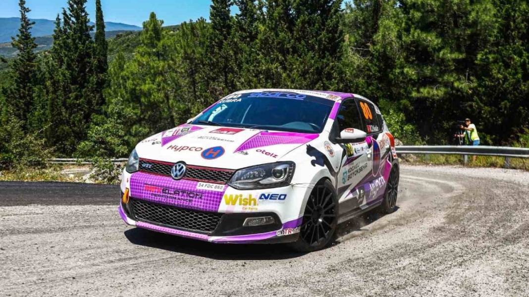 Bir eli direksiyonda, diğer eli gaz ve frende: Kübra rüzgarla yarışıyor! 7